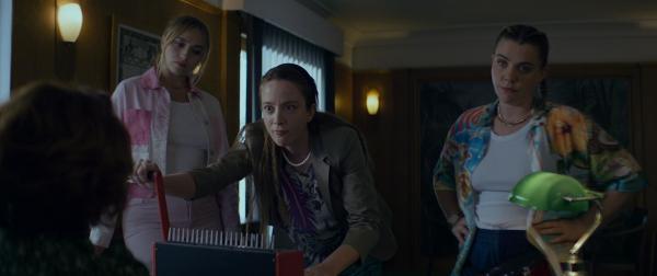 Bild 1 von 6: (v.l.n.r.) Lola Bouvier (Chloé Jouannet); Booby Mercury (Allison Chassagne); Mother Blocker (Sophie-Marie Larrouy)