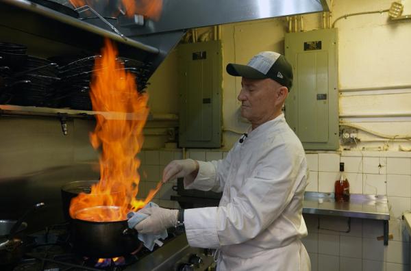 Bild 1 von 2: Chefkoch Kal Abdalla bereitet die für die Küste Floridas typischen Steinkrabben zu.