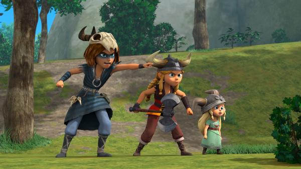 Bild 1 von 2: Stig (l.), Liv (M.) und Solveig (r.) sollten mit Robin zusammen eine Goldtruhe ins Schloss bringen. Sie wurde gestohlen.