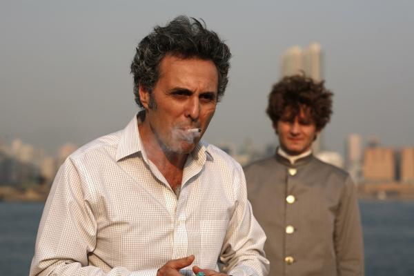 Bild 1 von 14: Angestellte, aber auch treue Freunde Largos: Freddy (Gilbert Melki, l.) und Butler Gauthier (Nicolas Vaude, r.).