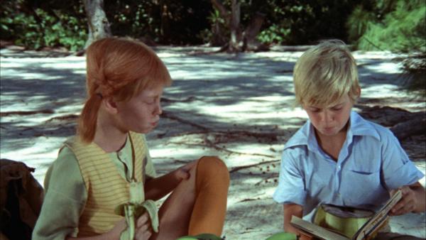 Bild 1 von 3: Pippi Langstrumpf (Inger Nilsson) und Tommy (Pär Sundberg) machen Rast auf einer tropischen Insel kurz vor Taka-Tuka.