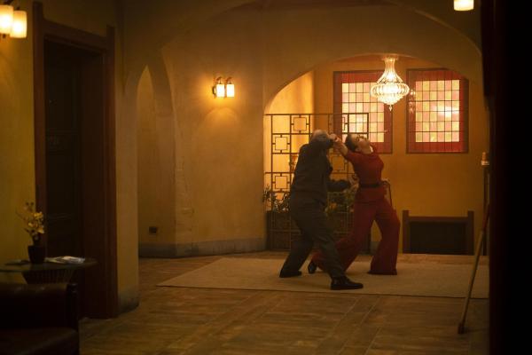 Bild 1 von 6: Raymond (Adrian Scarborough, l.); Villanelle (Jodie Comer, r.)