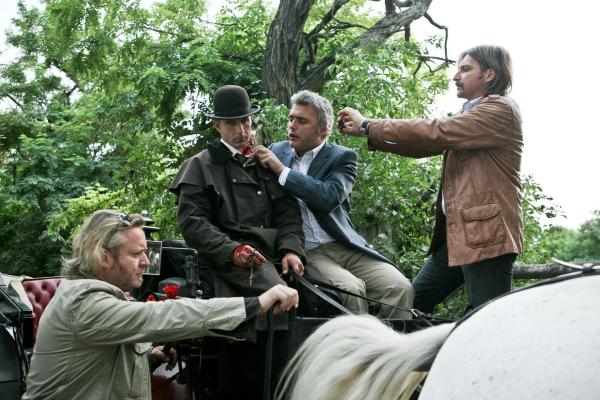 Bild 1 von 18: Im Bild (v.li.): Gregor Seberg (Helmuth Nowak), Ralph Saml (Amtsarzt), Stefan Jürgens (Carl Ribarski).