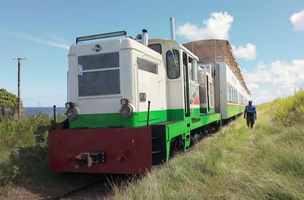 Bild 1 von 6: Die frisch sanierte Lxd2-Lok bei der Probefahrt im Norden der Insel. Seit Dezember 2025 ist sie im Einsatz. Bis dahin war es ein langer Weg.