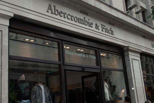 Bild 1 von 6: Die US-Modemarke Abercrombie & Fitch gilt um die Jahrtausendwende als Topmarke unter Jugendlichen.