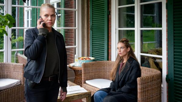 Bild 1 von 5: Helen Dorn (Anna Loos, l.) stattet Sonja Kanther (Sina Martens, r.) einen Besuch ab, um sie zu befragen.
