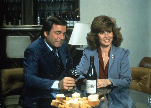 Bild 1 von 10: Jonathan Hart (Robert Wagner, l.); Jennifer Hart (Stefanie Powers, r.)