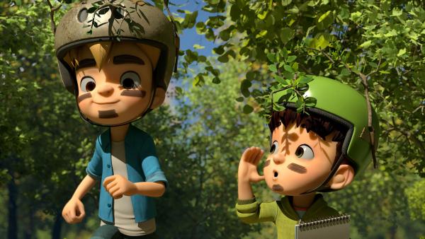 Bild 1 von 4: Raphael und Kleiner Fuß sind in geheimer Mission unterwegs. Sie wollen herauskriegen, welche Verehrerin die anonyme Geburtstagskarte geschrieben hat.