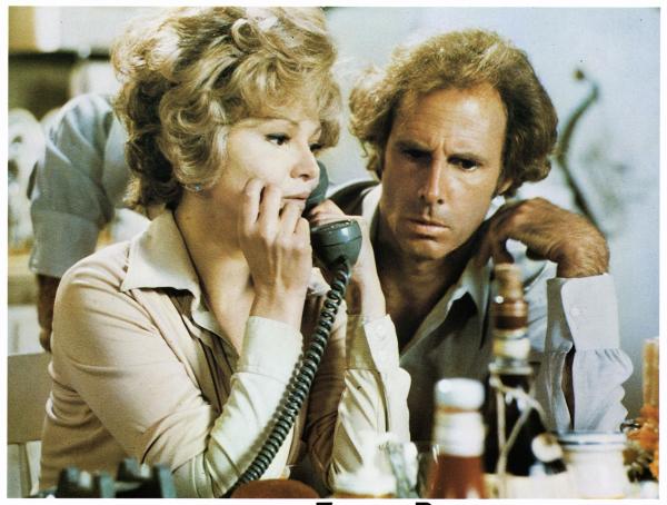 Bild 1 von 5: Ahnen nicht, dass der Erbe zur Zeit damit beschäftigt ist, einen Bischof zu entführen und deshalb kein Interesse an seiner Auffindung hat: Blanche (Barbara Harris, l.) und George (Bruce Dern, r.) ...