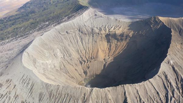 Bild 1 von 4: Der Gunung Bromo auf Java brach 2016 zuletzt aus. Einheimische werfen Opfergaben in den Krater, um ihn zu beruhigen.
