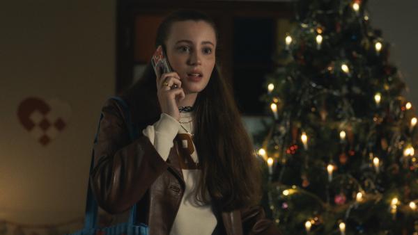 Bild 1 von 2: Flora (Josephine Chavarria Højbjerg) am Telefon