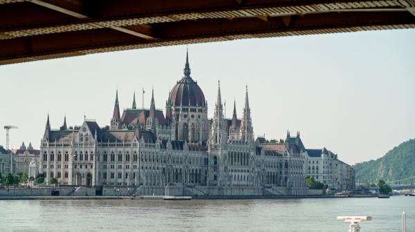 Bild 1 von 2: Einfahrt in Budapest, neben Wien, Bratislava und Belgrad, eine der vier Hauptstädte an der Donau.