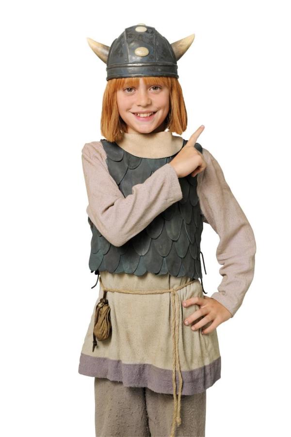 Bild 1 von 15: Der kleine Wickie (Jonas Hämmerle) lebt mit seinen Eltern Halvar und Ylva im Wikingerdorf Flake. Anders als die anderen Wikinger, die von Natur aus stark, unerschrocken und laut sind, ist er zurückhaltend und zart besaitet. Dafür besitzt er eine Gabe, die kaum ein anderer Wikinger hat ...