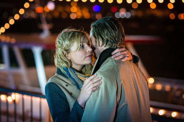 Bild 1 von 15: Nach ihrem Klassentreffen kommen sich Melanie (Sanna Englund) und ihre alte Liebe Robert (Ingo Tomi) wieder näher.
