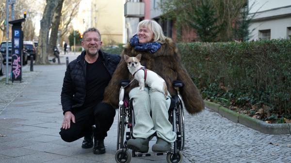 Bild 1 von 8: Selbstbestimmt leben in eigener Wohnung: Dank einer 24-Stunden-Assistenz ist das für Karen Hensel möglich.