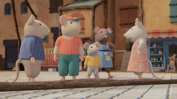 Bild 1 von 2: Sam (von links), Dan, Ben, Sarah und Julia spielen im Hof des Mäusehauses das Spiel \