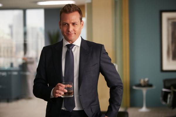 Bild 1 von 2: Obwohl Harvey (Gabriel Macht) sich oft eher emotional verhalten gibt, scheint ausgerechnet er als Einziger seinem ehemaligen Schützling als Freund zur Seite zu stehen, als dieser dringend auf Hilfe angewiesen ist.