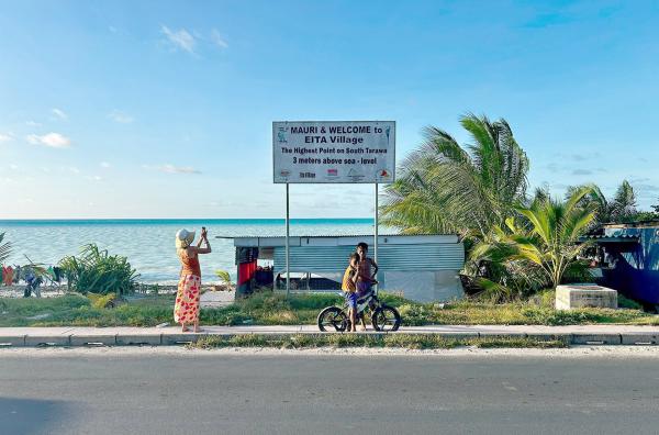 Bild 1 von 3: Der höchste Punkt von Tarawa ? drei Meter über dem Meeresspiegel