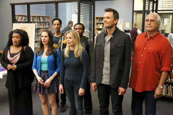 Bild 1 von 19: Ein völlig verrückter Freitag: Shirley (Yvette Nicole Brown, l.), Annie (Alison Brie, 2.v.l.), Britta (Gillian Jacobs, 3.v.l.), Jeff (Joel McHale, 2.v.r.), Pierce (Chevy Chase, r.), Abed (Danny Pudi, l. hinten) und Troy (Donald Glover, r. hinten) erleben merkwürdige Dinge in Greendale ...