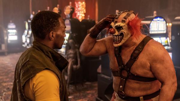 Bild 1 von 2: John (Anthony Mackie, l.) sitzt im Casino fest - gezwungen, Sweet Tooth (Joe Seanoa, r.) Wahnsinns-Show mit anzusehen.