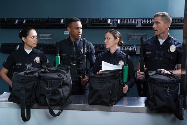 Bild 1 von 3: Angela Lopez (Alyssa Diaz, l.), Jackson West (Titus Makin Jr., 2.v.l.), Lucy Chen (Melissa O'Neil, 2.v.r.) und Tim Bradford (Eric Winter, r.) machen sich bereit für ihren Einsatz.