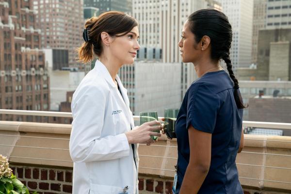Bild 1 von 15: Im Bild (v.li.): Janet Montgomery (Dr. Lauren Bloom), Shiva Kalaiselvan (Leyla).