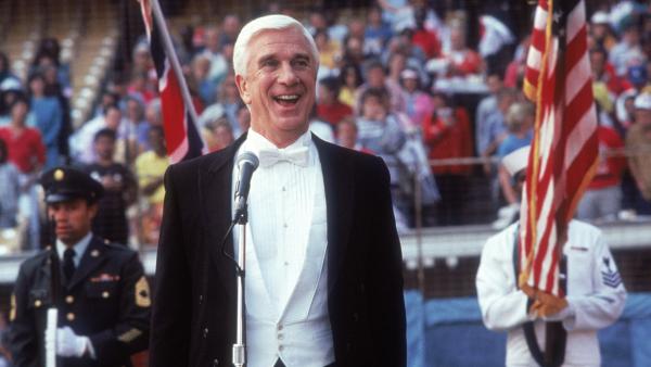 Bild 1 von 6: Lt. Drebin (Leslie Nielsen) versucht, ein Attentat auf die englische Königin zu verhindern, das bei einem Baseball-Spiel der California Angels stattfinden soll.
