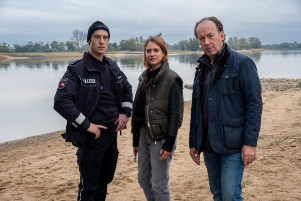 Bild 1 von 7: Oliver Klasen (Malte Thomsen, l.), Kira Engelmann (Bettina Burchard, 2.v.l.) und Jakob Stiller (Ulrich Noethen, r.) ermitteln in einem Mordfall.