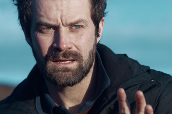 Bild 1 von 3: Bei der Suche nach den Kidnappern seiner Tochter ist Kommissar Helgi Runarsson (Björn Hlynur Haraldsson) auf sich allein gestellt.