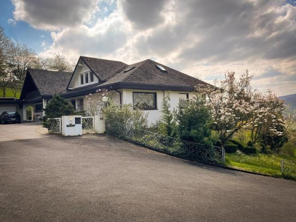 Bild 1 von 3: In dieser Villa am Waldrand wird ein Unternehmerpaar grausam ermordet.