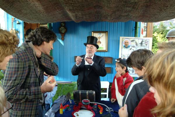 Bild 1 von 3: Hilfe, was passiert jetzt? Während Peter (Peter Lustig, M.) stolz seinen neu eröffneten Flohzirkus demonstriert, müssen sich plötzlich alle Gäste und der Professor für Zauberei (Winfried Glatzeder, l.) ganz schrecklich kratzen.