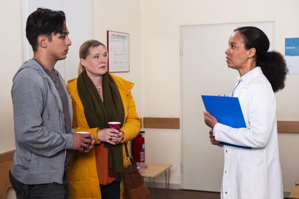 Bild 1 von 8: Sevims Ärztin offenbart Leon und Vera, dass Sevim im Koma liegt und sie nicht wissen, was ihr fehlt. Von links: Leon (Joel Akgün), Vera (Sybille Waury), Dr. Amelie Schmidt (Diana Marie Müller).