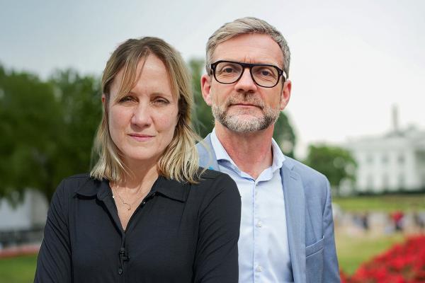 Bild 1 von 1: Club: America, let?s talk. Barbara Lüthi und Peter Düggeli vor dem weißen Haus in Washington, 2025.