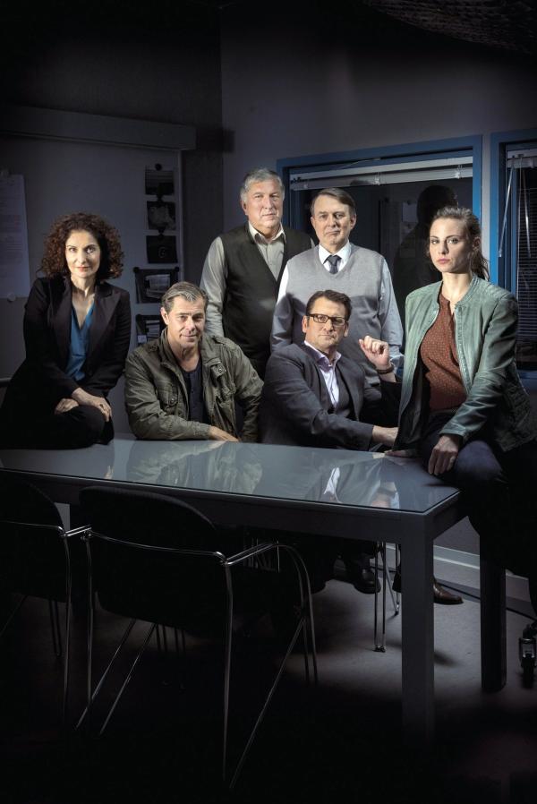 Bild 1 von 3: Im Bild das Revierteam: Dr. Hilke Zobel (Proschat Madani), Finn Kiesewetter (Sven Martinek), Schroeter (Veit Stu¨bner), Lars Englen (Ingo Naujoks), E. Ernst (Jürgen Uter), Nina Weiss (Julia Schäfle)