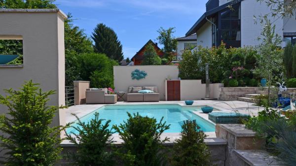 Bild 1 von 3: Erfrischung gefällig? Gerade in den heißen Sommermonaten träumen viele Eigenheimbesitzer vom eigenen Swimmingpool.