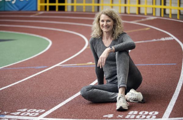 Bild 1 von 2: Heike Henkel in der TSV Bayer Leverkusen Leichtathletikanlage in Leverkusen.