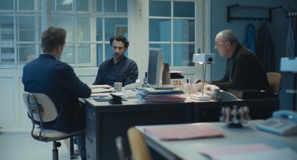 Bild 1 von 15: Ilyas (Serkan Kaya, M.) ringt um Fassung, während die Polizisten Wöller (Milian Zerzawy, l.) und Mertens (Joachim Paul Assböck, r.) ihn befragen.