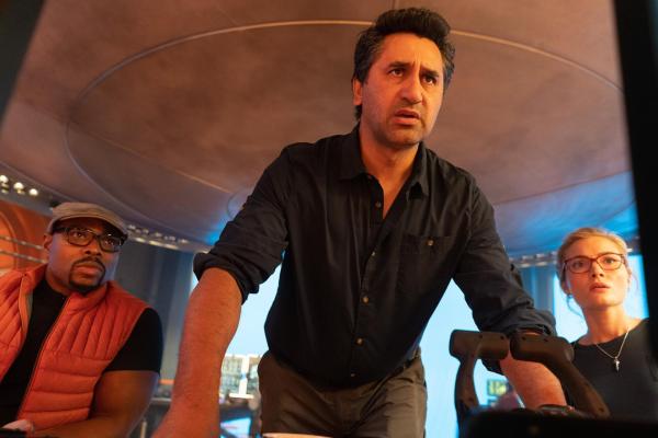 Bild 1 von 14: Im Bild: Page Kennedy (DJ), Cliff Curtis (JMac), Skyler Samuels (Jess).