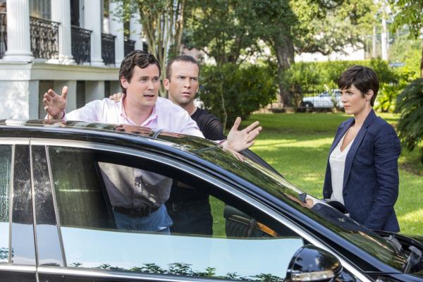 Bild 1 von 24: Als sich herausstellt, dass jede Spur von der Frau des ermordeten Chief Warrant Officer William Reed fehlt, versuchen Lasalle (Lucas Black, M.) und Brody (Zoe McLellan, r.) bei deren Bruder Oliver Huntington (Gabriel Olds, l.) etwas herauszufinden ...