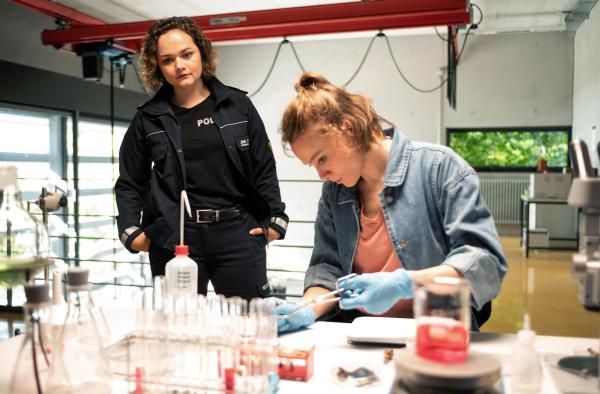 Bild 1 von 1: Im Bild: Julia Demmler (Wendy Güntensperger, l.), beobachtet die Wissenschaftlerin Lenka Kurilowa (Anke Retzlaff, r.) bei ihrer Arbeit.