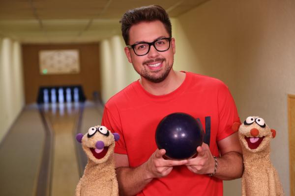 Bild 1 von 2: Die Erdmännchen Jan und Henry können nicht einschlafen, bevor sie nicht die Ziege auf dem Mond gefunden haben.