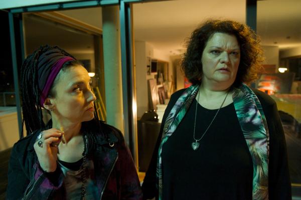 Bild 1 von 9: Die beiden Künstlerinnen Gundula Krause (Tatjana Clasing, l.) und Pia Sander (Sabine Orléans) beobachten das Geschehen auf dem Nachbargrundstück.