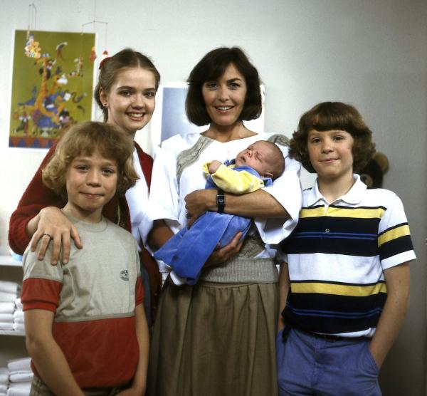 Bild 1 von 1: Die glückstrahlende Angi (Thekla Carola Wied, 2. v. r.) mit ihren älteren Kindern Markus (Timmo Niesner, l.), Tanja (Julia Biedermann, 2. v. l.) und Tom (Tarek Helmy, r.) wobei natürlich die jüngste, Franziska, nunmehr im Mittelpunkt steht.