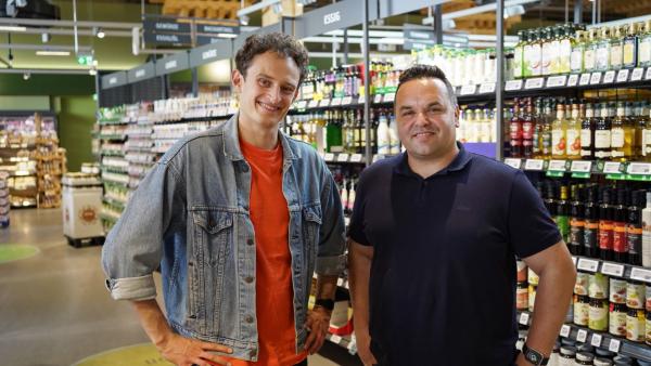 Bild 1 von 7: Checker Julian besucht Stefan. Er ist Filialleiter eines großen Supermarktes und gewährt Julian einen Blick hinter die Kulissen.