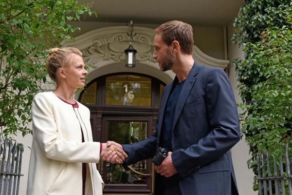 Bild 1 von 19: Die scheinbar zufälligen Begegnungen mit Daniel (Julian Weigend, r.) häufen sich, Nina (Isabell Gerschke, l.) kann den geheimnisvollen Mann nicht mehr aus ihren Gedanken bannen. Schon bald entführt Daniel die junge Frau in eine Welt der Begierde und bringt sie an unbekannte Grenzen ihrer Lust ...