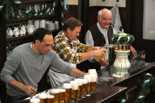 Bild 1 von 5: Gregor fehlen ein paar Sekunden, um einen neuen Rekord im Halbe zapfen aufzustellen. Von links: Mike (Harry Blank), Gregor (Holger Matthias Wilhelm) und Joseph (Michael Vogtmann).
