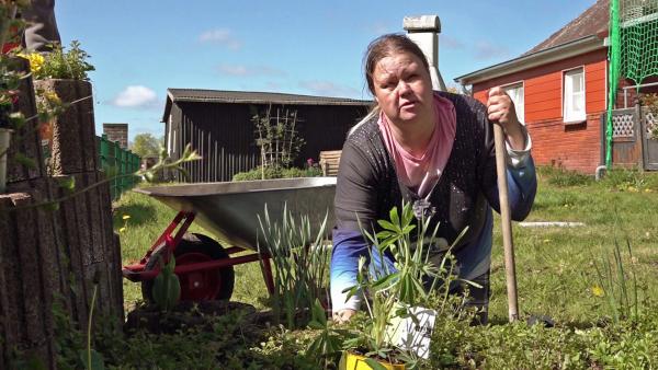 Bild 1 von 3: Sandra (Foto), Tino und ihre drei jüngsten Kinder packen im Garten wieder kräftig an.