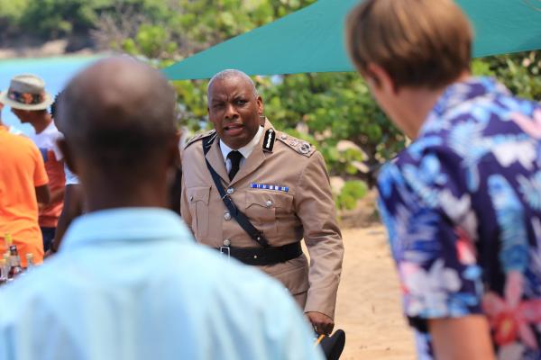Bild 1 von 6: Selwyn Patterson (Don Warrington) erkundigt sich nach dem Fortgang der Ermittlungen.