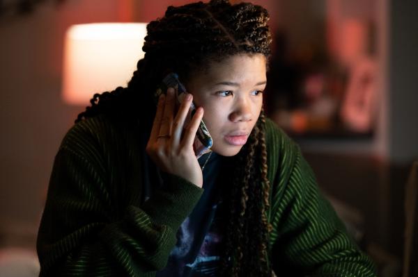 Bild 1 von 4: Die Teenagerin June (Storm Reid) ermittelt mit ihren ausgeprägten Online-Skills eigenständig im Fall ihrer vermissten Mutter Grace.