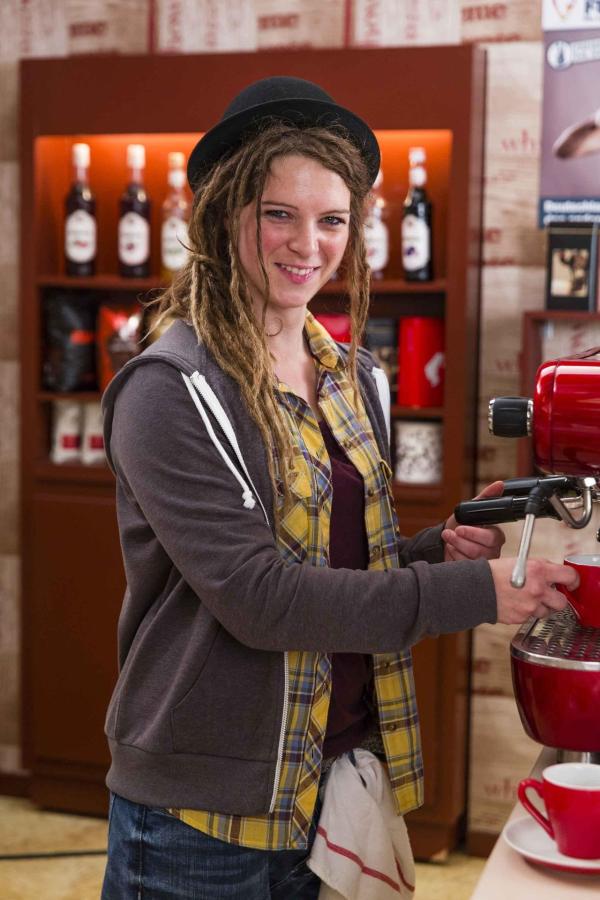 Bild 1 von 26: (5. Staffel) - Hat Beas Platz in der Kaffeebar eingenommen: Hashtag (Anjorka Strechel) ...